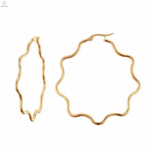 Trendy Natural Gold Flower Earrings para niñas pequeñas